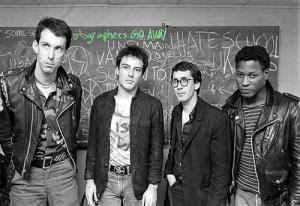 Nombre de una banda panc y una rolinga y una cancion de cada una. Deadkennedys