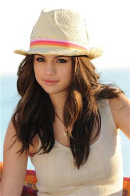 Опиши предишният със снимка ^^ Selena-Dream-Out-Loud-Spring-2011-photo-shoot-3