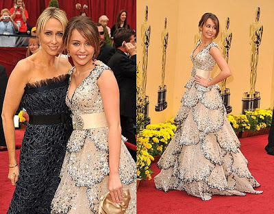 فساتينها عجيبة بس على جسمها أحلى من عارضات الأزياء,ياترى مين هي؟ Miley%20Cyrus%20Oscar%20dress%20Academy%20Awards%202009