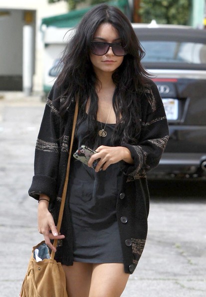    Hudgens%20vanessa%202010%20mar%20candid2