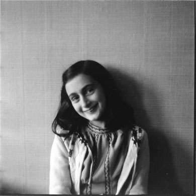 Os escritores e escritoras mais bonitos - Página 2 Gallery-Anne-Frank-Anne-F-003