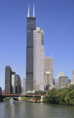  58 மாடி மிலேனியம் கோபுரத்தின் கண்ணாடி கட்டமைப்பில் ஏறி சாதனை Chicago-sears-tower