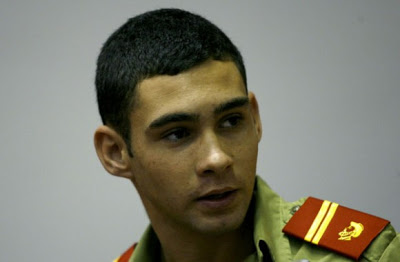 ELIAN EL CADETE.......no, que.. va!!! no lo queremos para adoctrinarlo... Elian-gonzalez-3-580x380