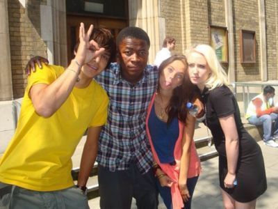 • MFPOMN - My Favorit Picture Of My Neighbour - Page 6 Skins-Cast-S4-Behind-The-Scenes-skins-8036094-400-300