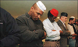 قصة اسلام مايك تايسون(مالك عبد العزيز) _183631_mike_tyson_prayers_300