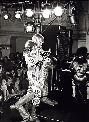 Mott the Hoople (1969) Bowie%20and%20mick%20honson