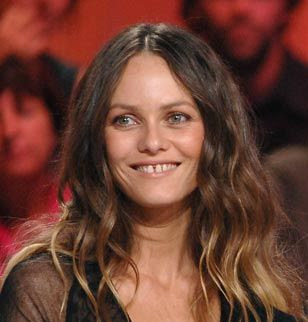 Johnny Depp e Vanessa Paradis anunciam separação. G_vanessa_paradis_coiffure_