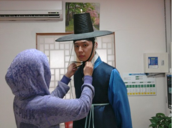 [28.07.10][PICS] Yoochun - Filming SungKyunKwan Scandal Bf0878cb692c23c7c817685b