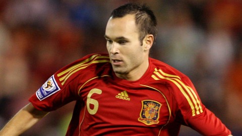 Iniesta vuela hacia el MVP de la Eurocopa Iniesta_spain1