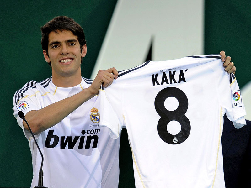 كاكا يرفض التنازل عن راتبه و العودة إلى الميلان ويعلن بقائه في ريال مدريد الى موسم اخر Kaka-Real-Madrid-Signing-Bernabeu-05_2323686