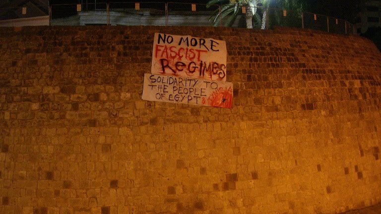 Πανό αλληλεγγύης για Αίγυπτο και Τυνησία στο δημαρχείο Λευκωσίας. 1