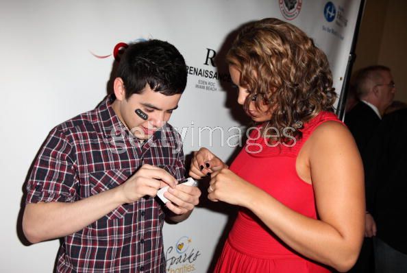 Jordin Sparks Experience [David and Jordin DUET!] - about 60 pictures! Putting%20on%20stickers