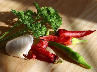 الثوم أفضل مضاد حيوي عبر التاريخ  Chillies-chili-peppers-garlic-parsley