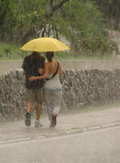 மழைத்தூறலின் மாயம்  Adia_2007_05_18_DSC_3223_couple_under_umbrella_during_heavy_rain_laos_luang_prabang_cringel.com