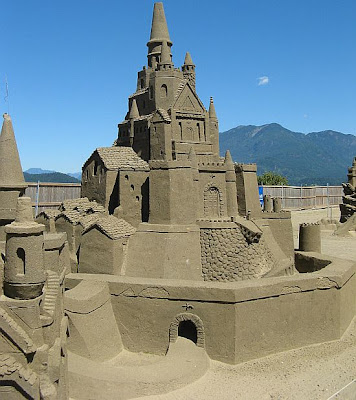 Você acha que sabe fazer castelos de areia? Sand-sculpture-8_w71lj_11446