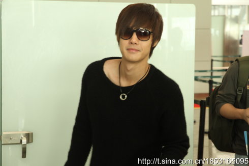 Hyun Joong en el aeropuerto de Guangzhou de regreso a Corea 2