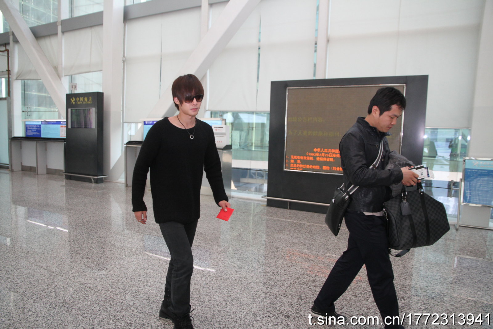 Hyun Joong en el aeropuerto de Guangzhou de regreso a Corea 10