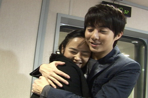 Kim Hyung Joon revela foto con su prima la interprete simultanea Jang Elli con quien él vive 20101217_hyungjoon_1