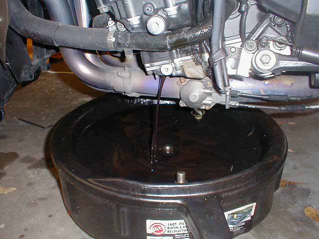 Tips/petua yang sering diabaikan Change-motorcycle-engine-oil-02