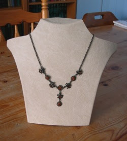 اصنعي مجسم لتعليق السلاسل Necklace-display-front