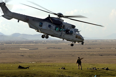 les hélicoptères,une grosse épine dans le pied 15mars070315-F-3961R-869