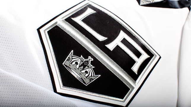 Les Kings de Los Angeles gagneront-ils la coupe cette année ? New_whitesweater