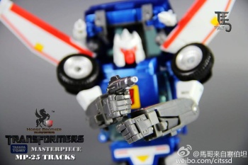 [Masterpiece] MP-25 Tracks/Le Sillage (bleu) ― MP-25L LoudPedal/Tapageur (noir) ― MP-26 Road Rage/Rageuse (rouge) - Page 3 2chIK8Vq