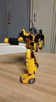 [Masterpiece Tiers] BADCUBE OTS-08 SUNSURGE aka SUNSTREAKER - Sortie Janvier 2016 - Page 4 ByqzEwA9