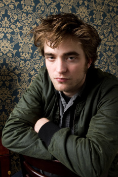 20 Julio - Nuevos/Antiguos Retratos de Rob durante la rueda de prensa de REMEMBER ME ahora en HQ!!! (2010) D5P4noWc