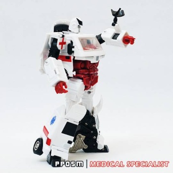 [Masterpiece Tiers] IGEAR PP05M MEDICAL SPECIALIST aka RATCHET - Sortie Aout 2012 FjyTb8Vr