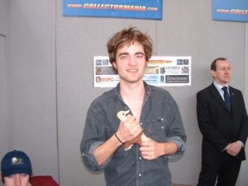 11 Julio - Nuevas/Antiguas fotos de Rob en Collectormania!!! (2006) JeLofedG