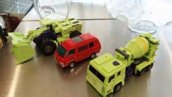 [Toyworld] Produit Tiers - Jouet TW-C Constructor aka Devastator/Dévastateur (Version vert G1 et jaune G2) - Page 5 XBYmLR3e