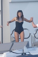 Nina Dobrev vacationing with friends in Saint-Tropez (July 21) KqLRKd8j