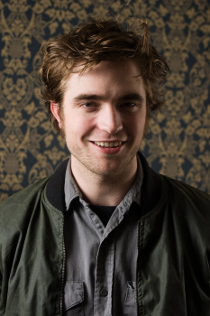 20 Julio - Nuevos/Antiguos Retratos de Rob durante la rueda de prensa de REMEMBER ME ahora en HQ!!! (2010) T7Aloy9E