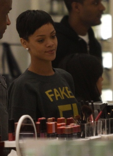 Fotos de Rihanna (apariciones, conciertos, portadas...) [10] - Página 16 Tumblr_mf2io3gGFm1r71wm1o3_400