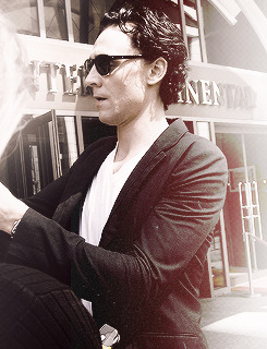 Kedvenc képeink Tom Hiddlestonról No. 1. - Page 5 Tumblr_mjcrupGpdV1r12wxqo2_250