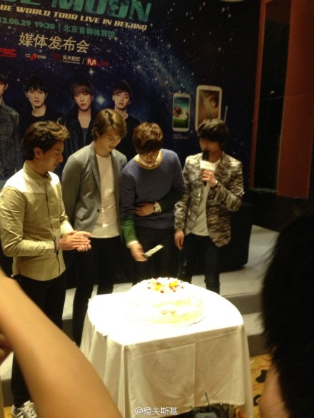 [EVENT] Presscon :  Blue Moon World Tour in Beijing (28.06.13) Tumblr_mp3ju1seLk1svshdro4_500