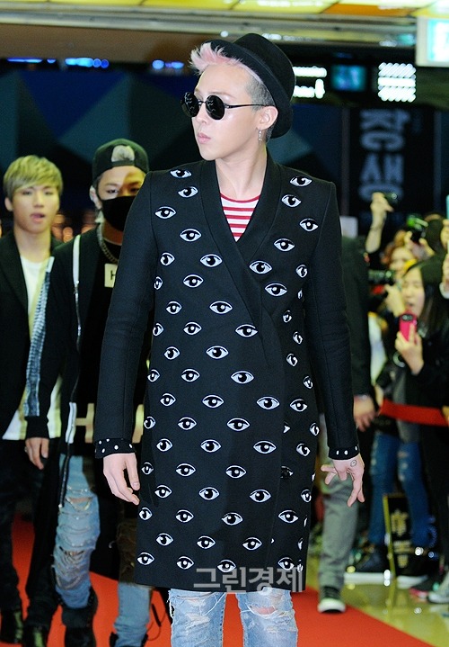 [29/10/13][Pho] BIGBANG đến buổi ra mắt phim "The Commitment" ủng hộ TOP Tumblr_mvfiovBGF61qb2yato7_r1_500