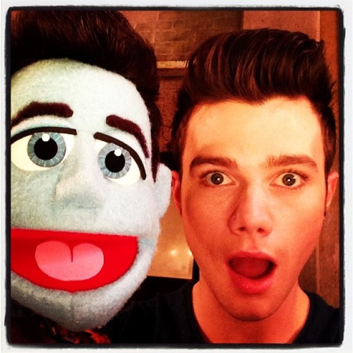 Chris Colfer y su muppet Tumblr_mwadkm4VWV1qe476yo1_500