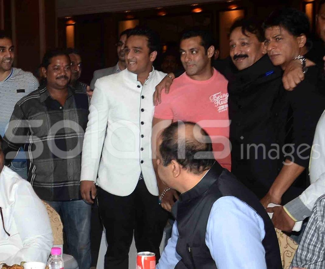 ★ Salman Khan hugs SRK at Baba Siddique’s Iftaar Party (July 21st 2013) ! Tumblr_mqb07dWfvy1qctnzso4_r1_1280