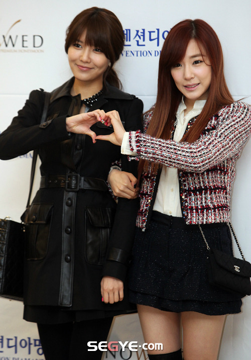 [PIC][16-12-2012]Tiffany và SooYoung đến tham dự lễ cưới của Hong Rok-ki vào trưa nay Tumblr_mf3uutrcOG1rkem0io1_500