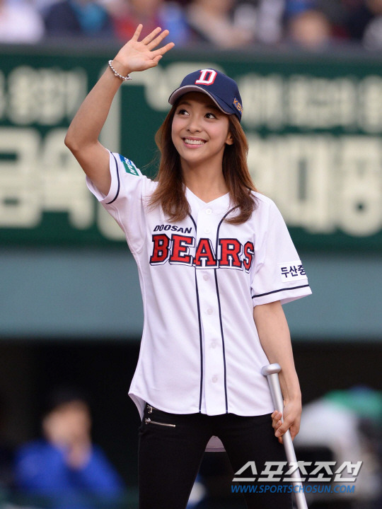 [صور + فيديو] ” لونا ” تضرب الكورة الإفتتاحية في مباراة البيسبول بين فريقين Doosan Bears و Samsung Lions ~ Tumblr_mmu75gSEq61r9isqjo7_1280