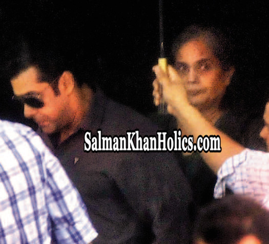 khan - ★ Salman Khan hugs his mother before leaving for court (July 24th 2013) ! Tumblr_mqh2xmtLtE1qctnzso1_1280