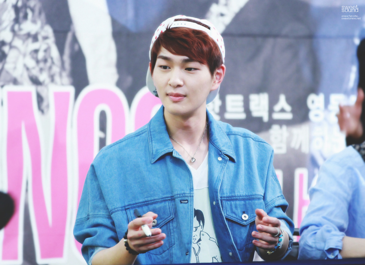 130512 Onew @ "Why So Serious" Fansigning #9: Yongdeungpo Tumblr_mmsfcexv8w1r8fs1io2_1280