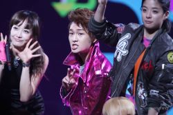 121231/130101 Onew @ MBC Gayo Daejun Tumblr_mfxv6463LE1qdtvhxo1_250