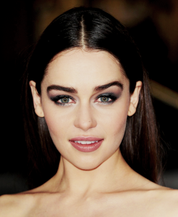 Emilia Clarke (Daenerys Targaryen) Tumblr_mjwcdi0zMI1rbk5rio4_250