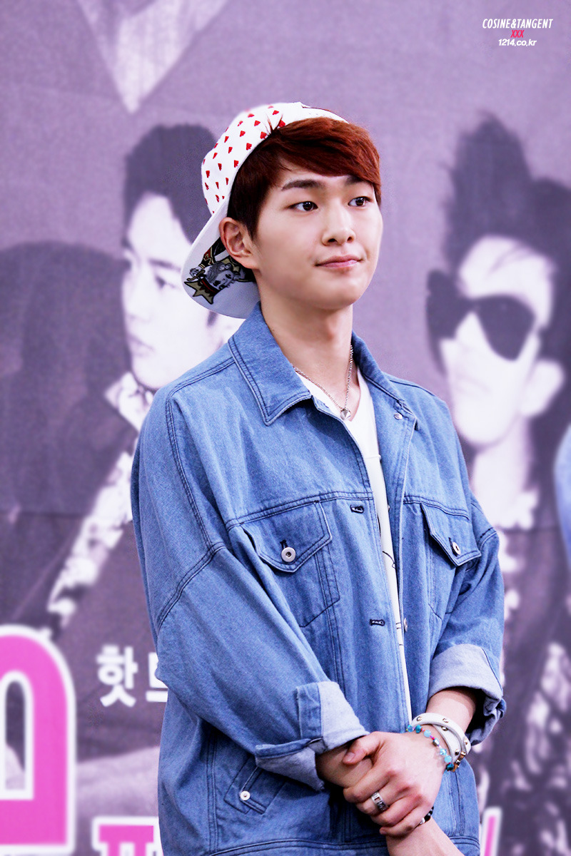 130512 Onew @ "Why So Serious" Fansigning #9: Yongdeungpo Tumblr_mmsnv8OVne1r8fs1io1_1280