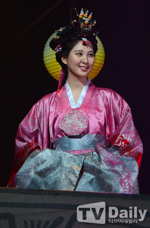 [OTHER][04-12-2013]Hình ảnh mới nhất từ vở nhạc kịch "The moon that embraces the sun" của SeoHyun - Page 2 Tumblr_mzormpHYvw1sewbc1o1_500