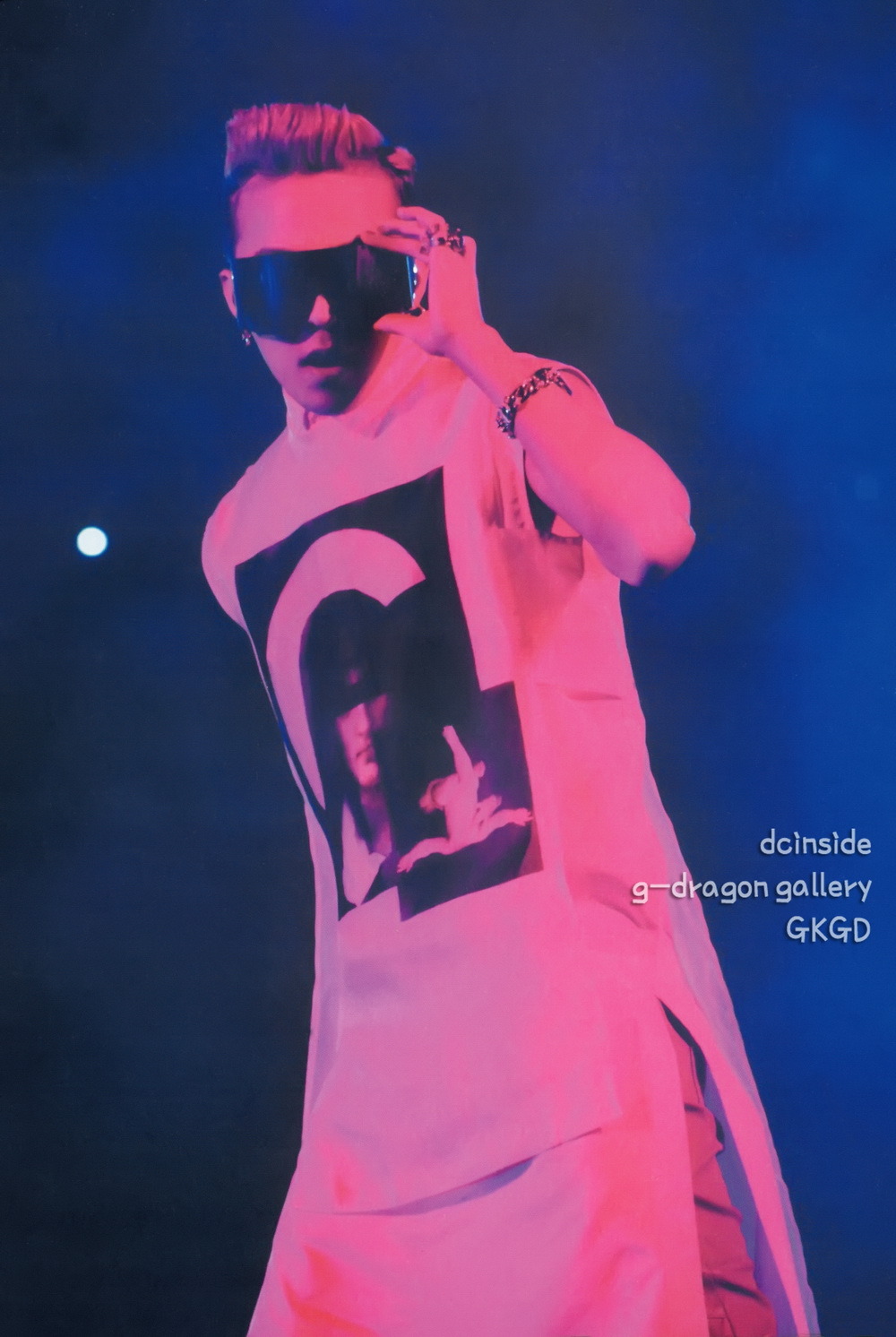 [22/11/2013][Photos] ONE OF A KIND World Tour In Japan Dome Special (HD Scans) Tumblr_mwn3wtwi1m1qb2yato8_1280