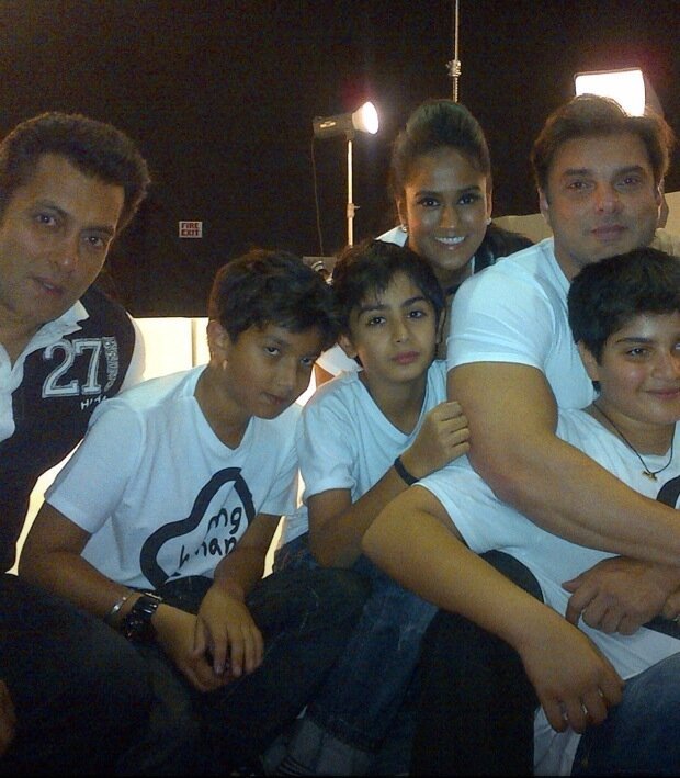 ★ Salman Khan with his whole family in Being Human !!  Tumblr_mikevq4Nw61qctnzso1_1280